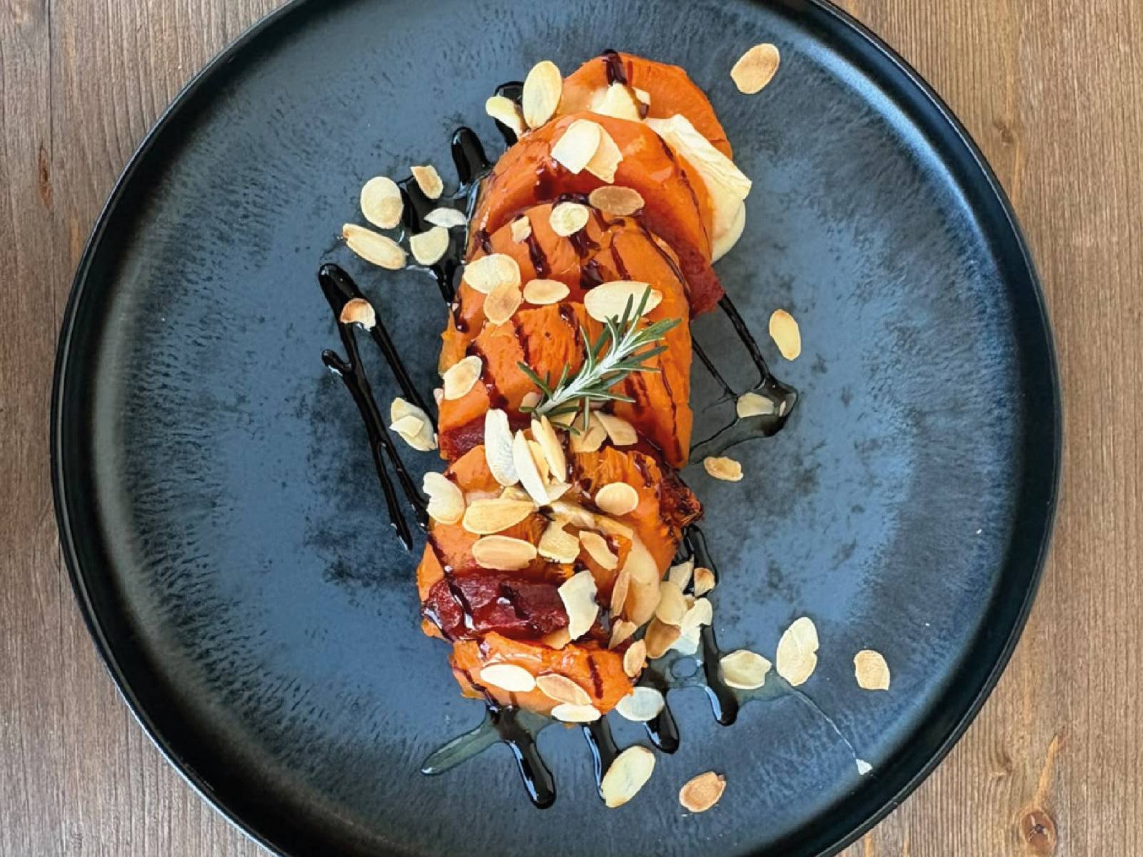 Boniato ahumado a la brasa con sobrasada, queso brie, almendra fileteada y reducción, de Ample32