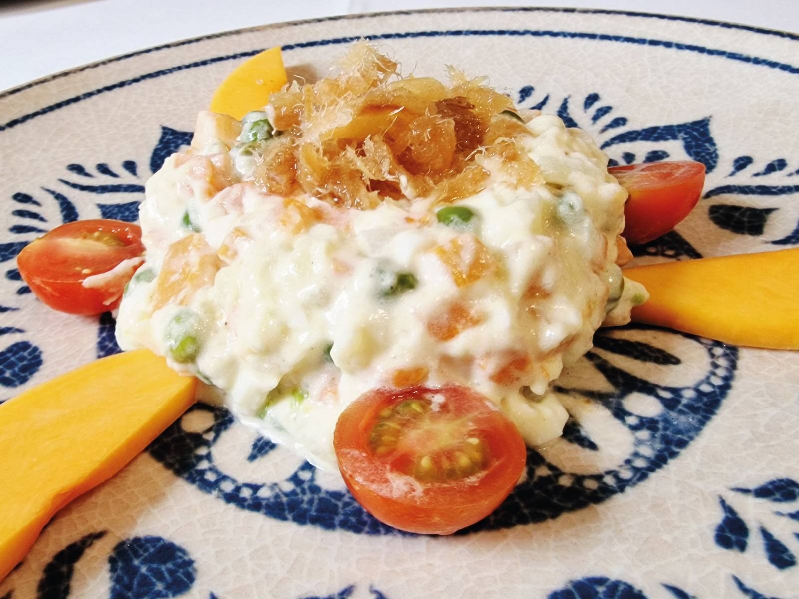 Ensalada de patata y boniato con pescado seco, de Es Rebost de Can Prats