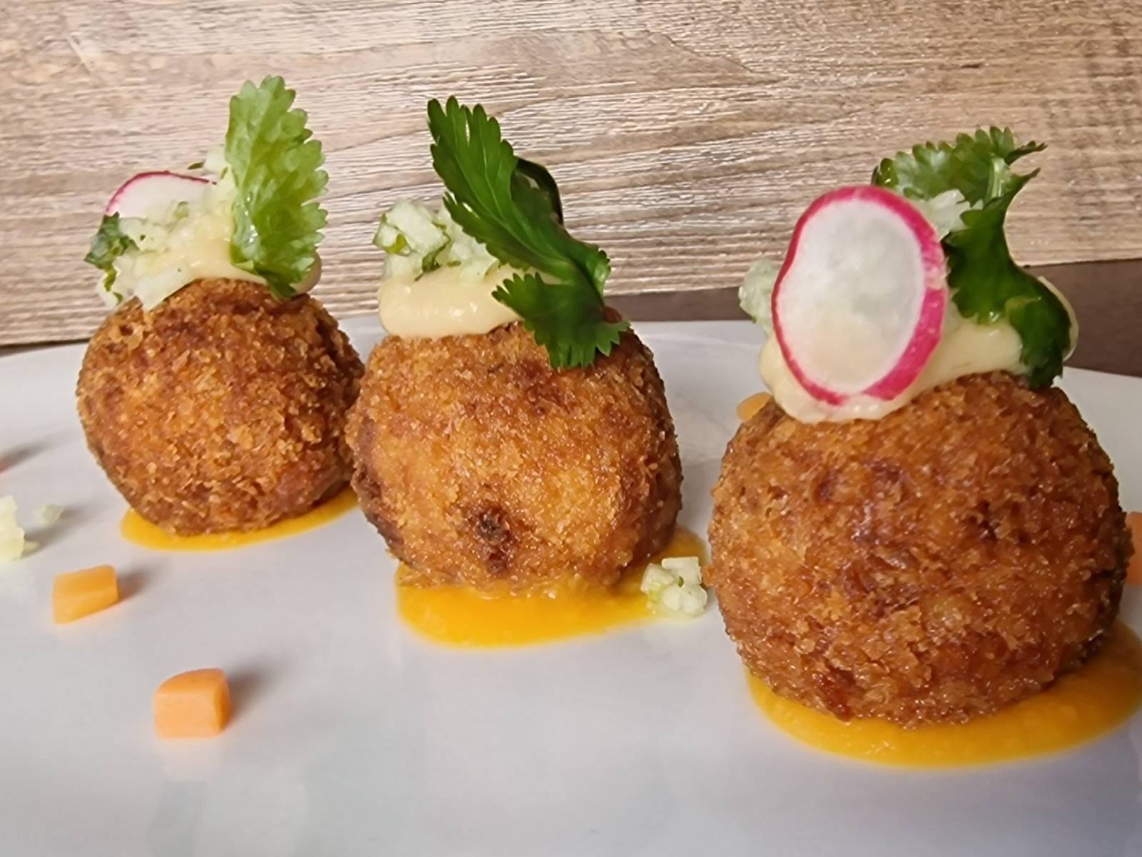 Croquetas de pollo al curry con crema de patata-coliflor, tartar de manzana verde y alioli, de Es Ventall