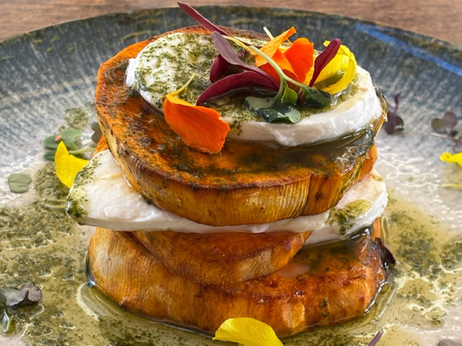 Milhojas de boniato y mozzarella con tomate seco y pesto de rúcula, de Grill Sant Antoni
