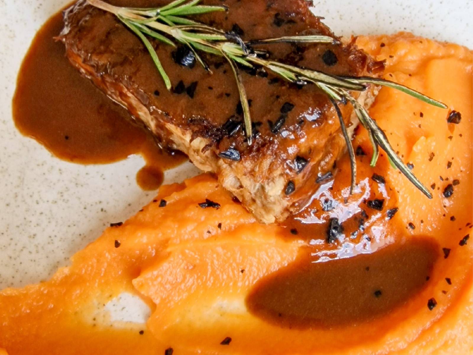 Terrina de cerdo de Ibiza con puré de boniato, de S·Marí Cocina-Bar