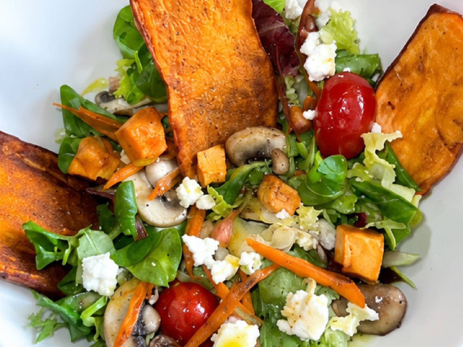 Ensalada con queso feta y crujiente de boniato, de Sa Palmera
