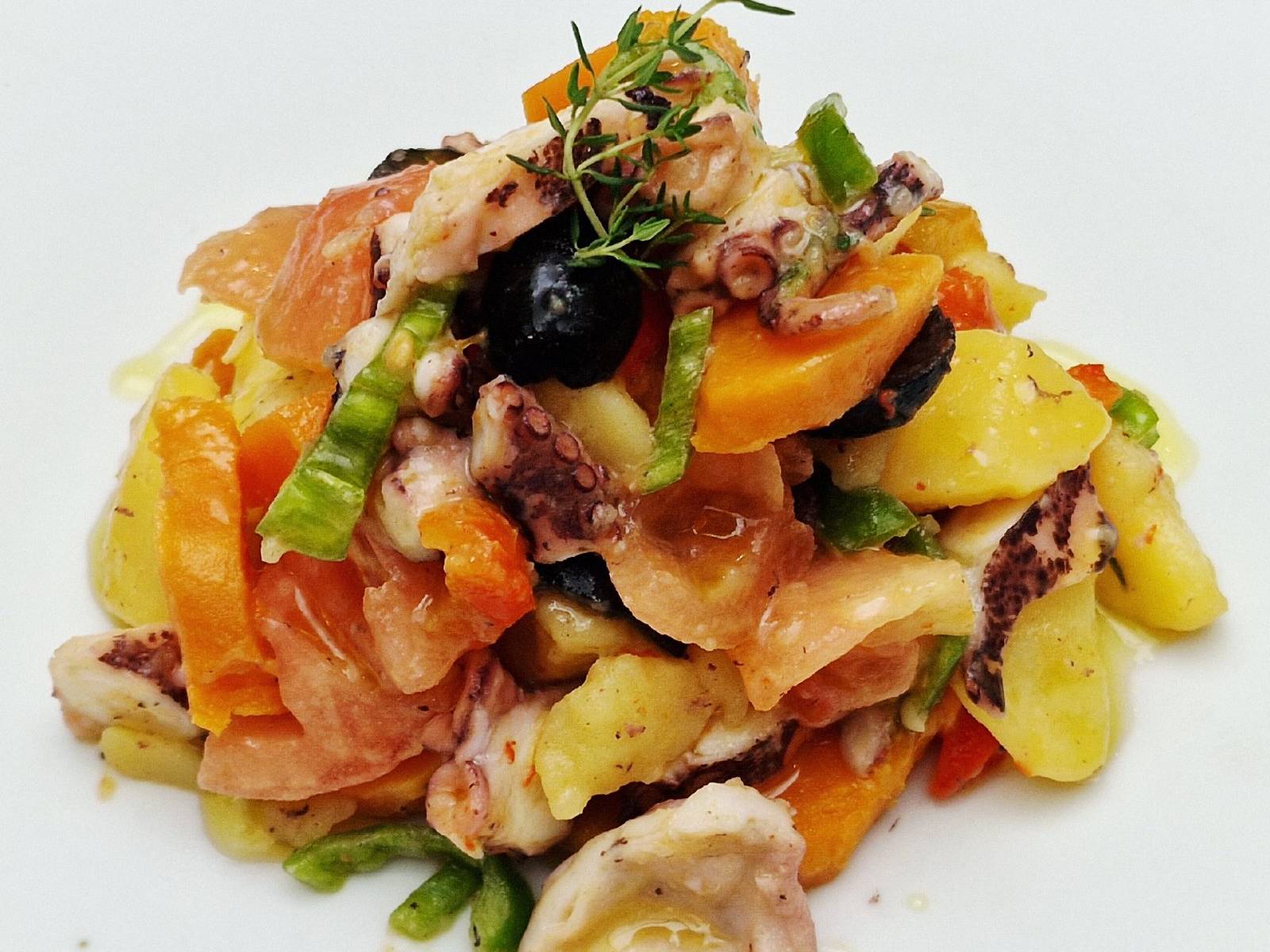 Ensalada de pulpo con patata, boniato y aceitunas negras, de Sa Prensa