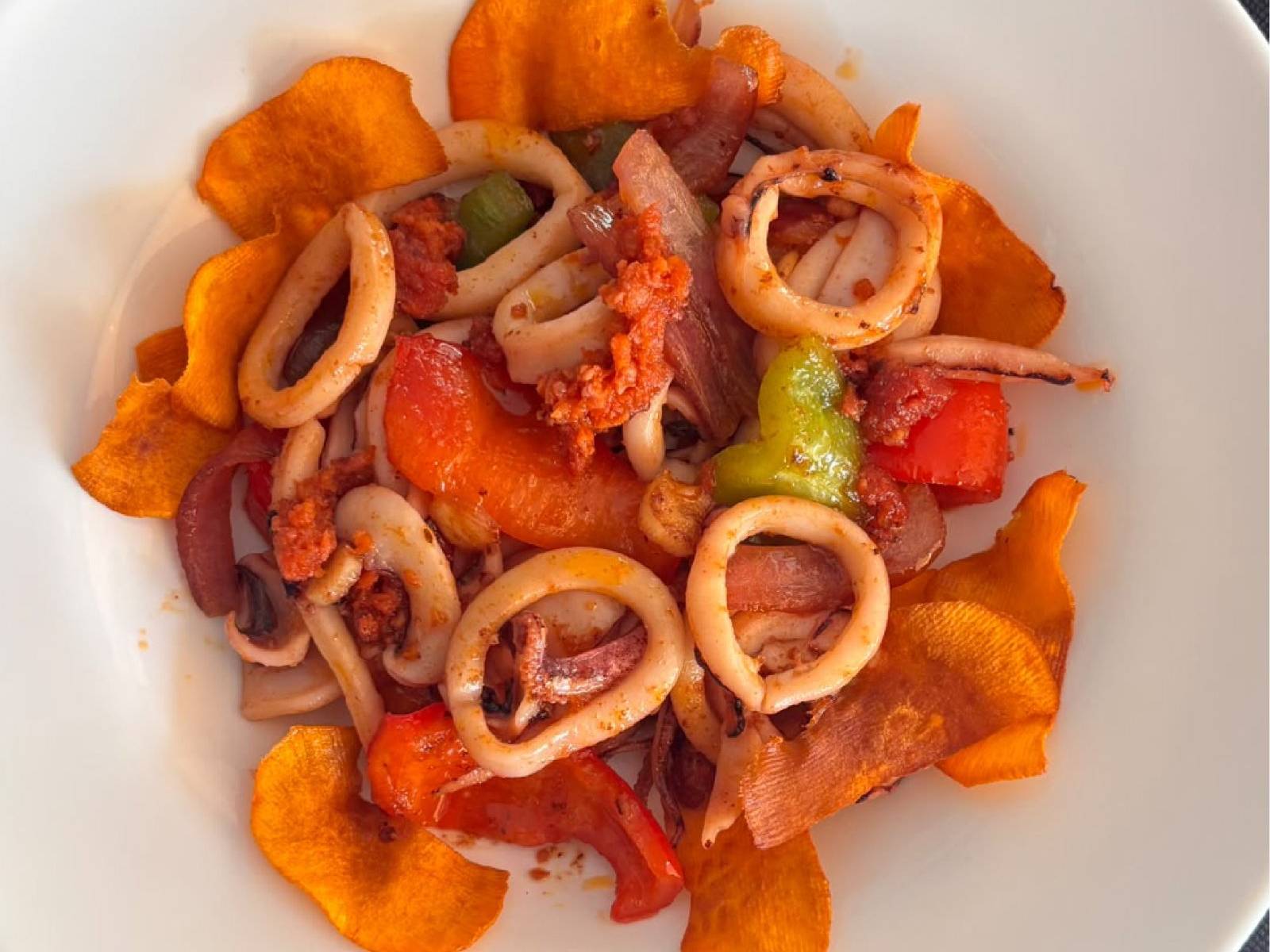 Calamar salteado con verdura y sobrasada con cama de boniato crujiente, de Ses Casetes Art Cafè