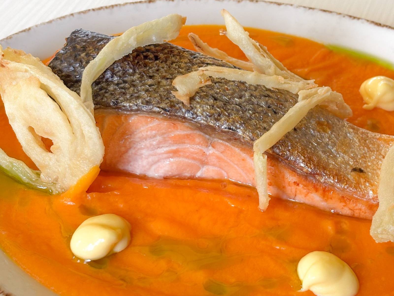 Salmón al grill con hinojo y crema de boniato, de Venezia Pizzeria e Ristorante