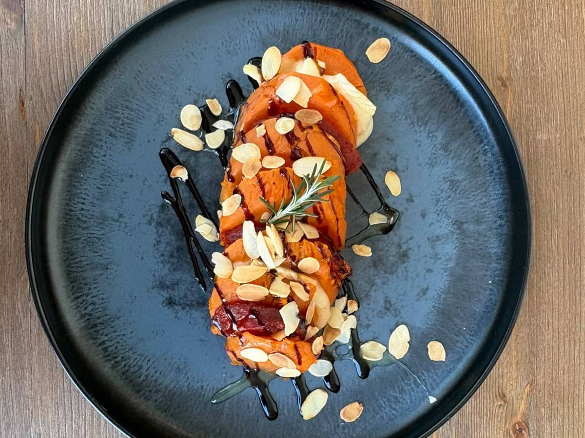 Boniato ahumado a la brasa con sobrasada, queso brie, almendra fileteada y reducción, de Ample32