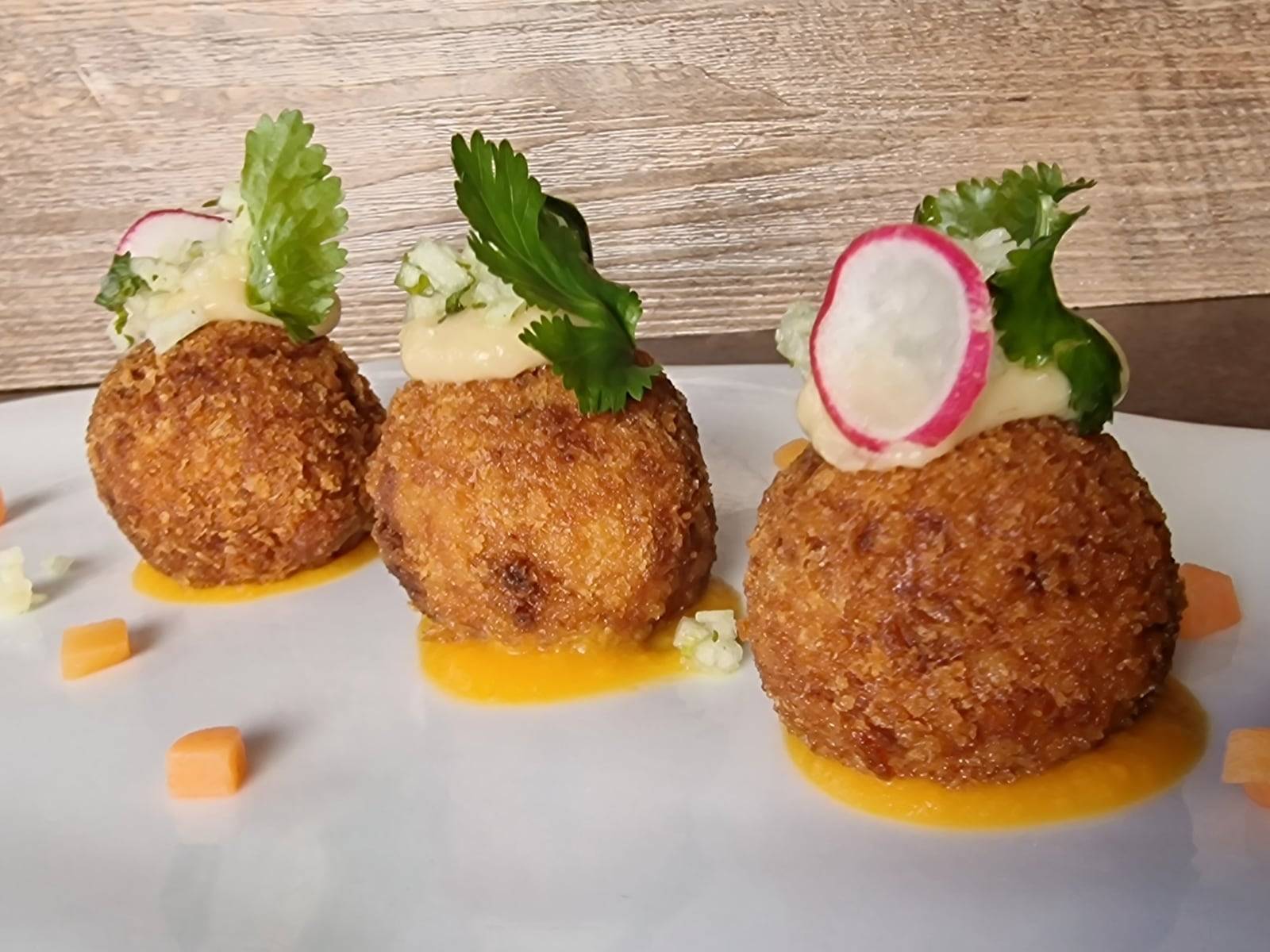 Croquetas de pollo al curry con crema de patata-coliflor, tartar de manzana verde y alioli, de Es Ventall