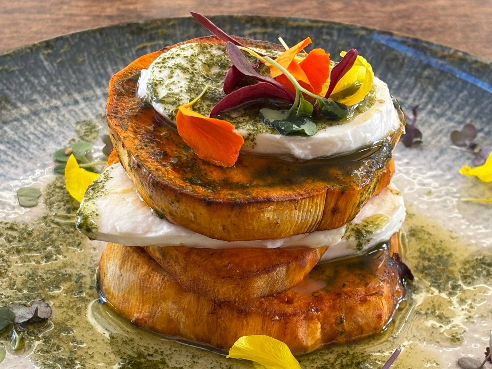 Milhojas de boniato y mozzarella con tomate seco y pesto de rúcula, de Grill Sant Antoni