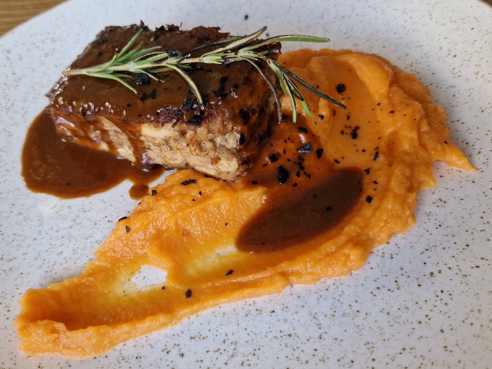 Terrina de cerdo de Ibiza con puré de boniato, de S·Marí Cocina-Bar