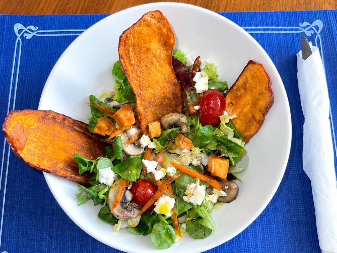 Ensalada con queso feta y crujiente de boniato, de Sa Palmera