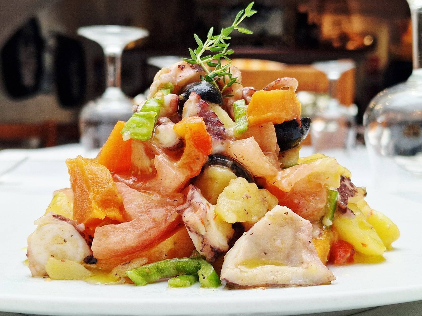 Ensalada de pulpo con patata, boniato y aceitunas negras, de Sa Prensa