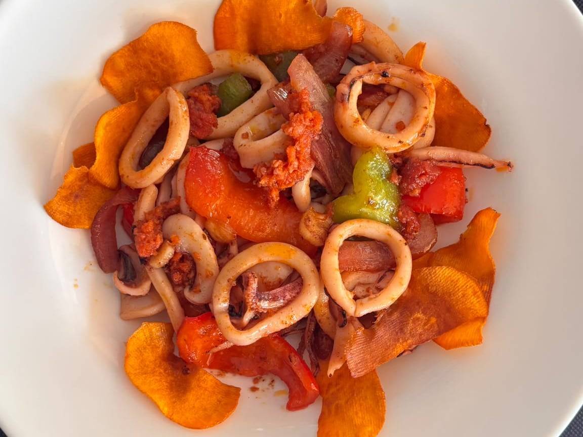 Calamar salteado con verdura y sobrasada con cama de boniato crujiente, de Ses Casetes Art Cafè