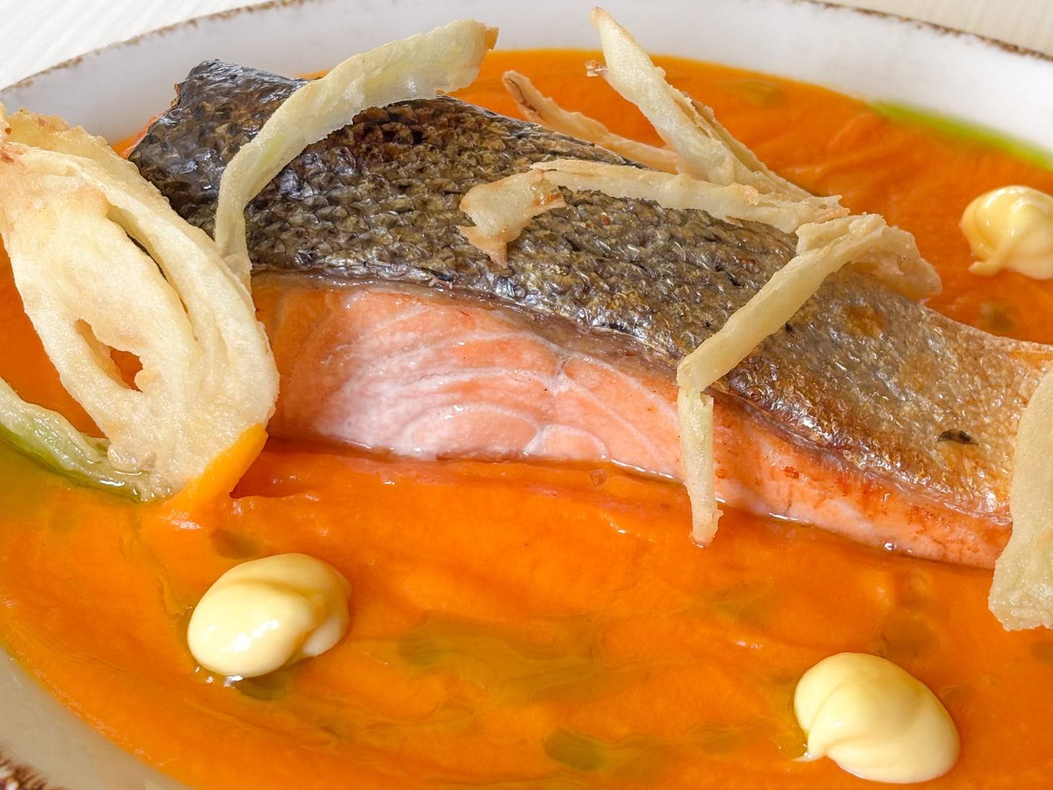 Salmón al grill con hinojo y crema de boniato, de Venezia Pizzeria e Ristorante