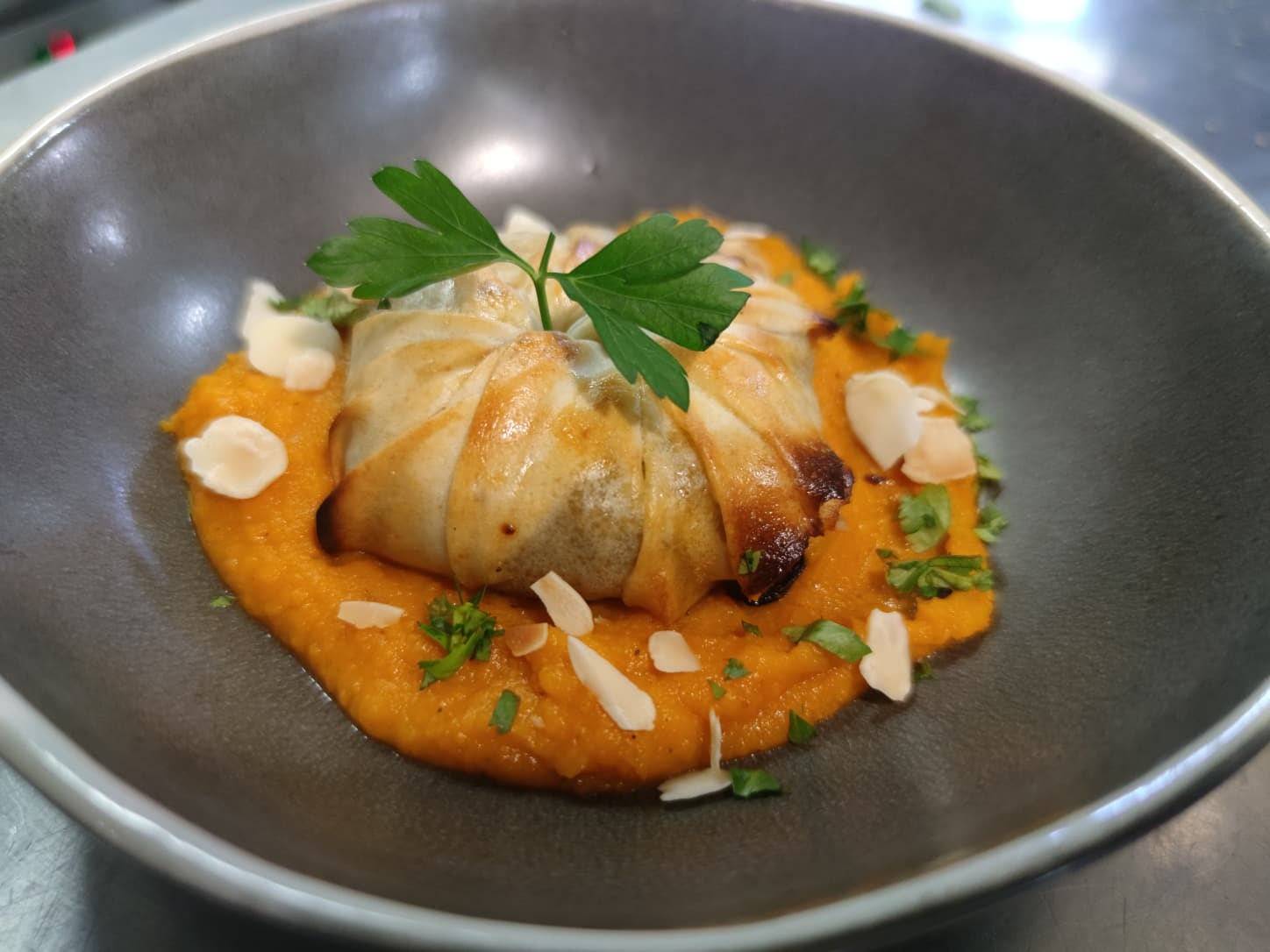 Crujiente relleno de cordero y berenjena, de La Villa Portmany